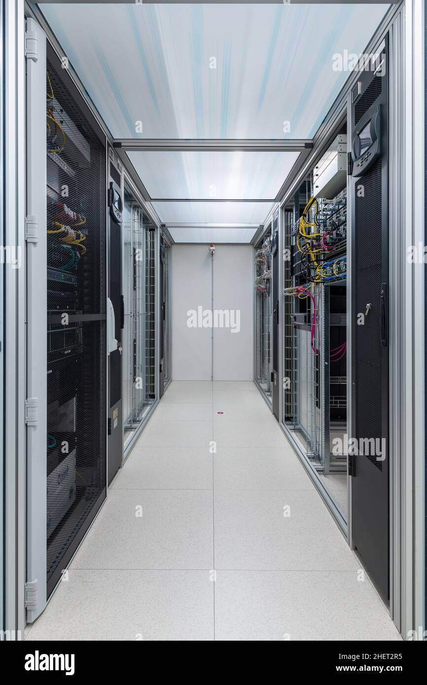 Korridor der Umweltkontrolle des Rechenzentrums für die Datenverarbeitung Stockfoto