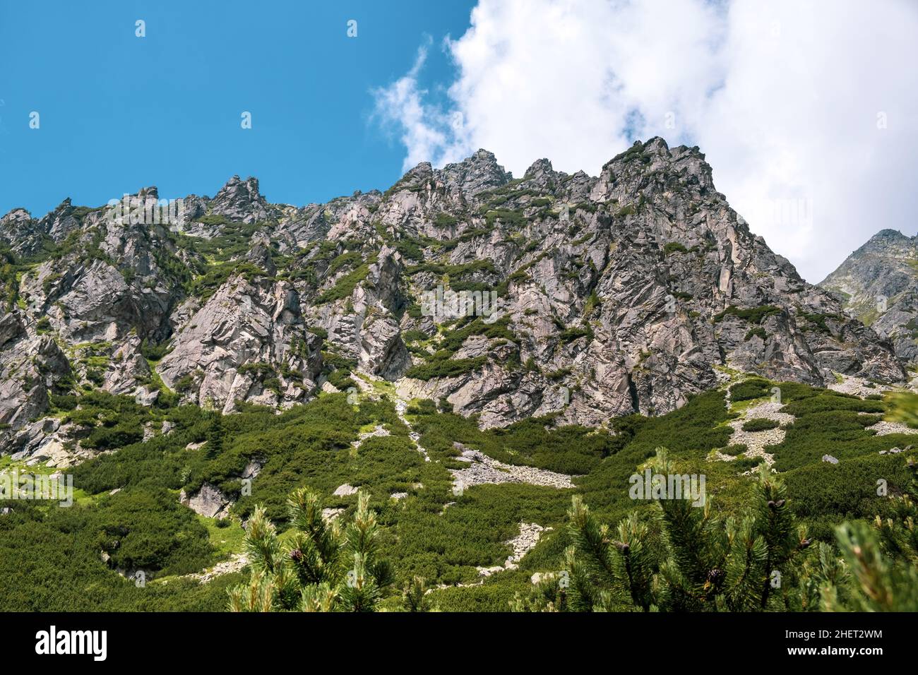 Hohe Tatra Gipfel mit dem blauen Himmel und Wolken auf dem Hintergrund in der Slowakei. Wanderwege im Sommer Stockfoto