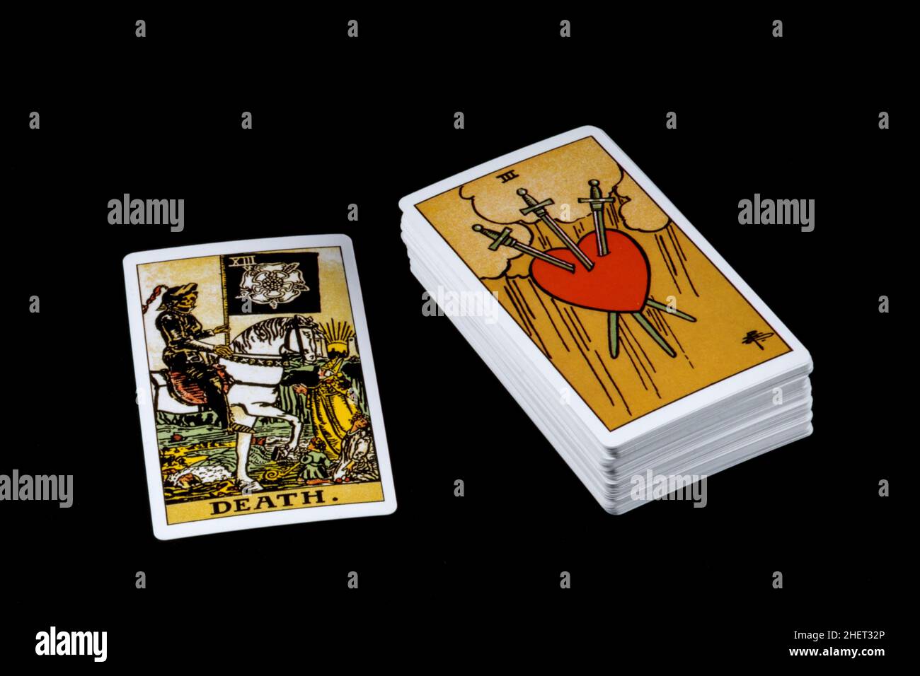 Einzelne Tarot-Karte mit Deck isoliert auf einem schwarzen Hintergrund Stockfoto