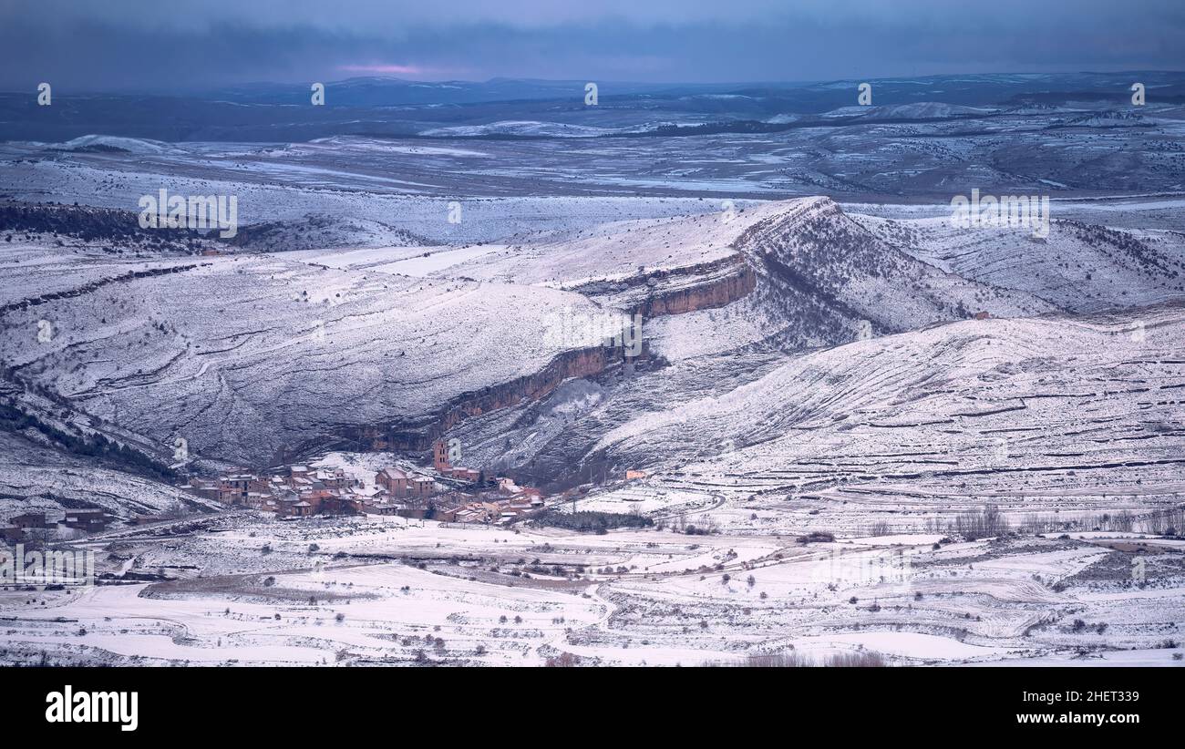 Verschneite Luftaufnahme im Winter von Villarroya de los Pinares, Teruel, Spanien Stockfoto