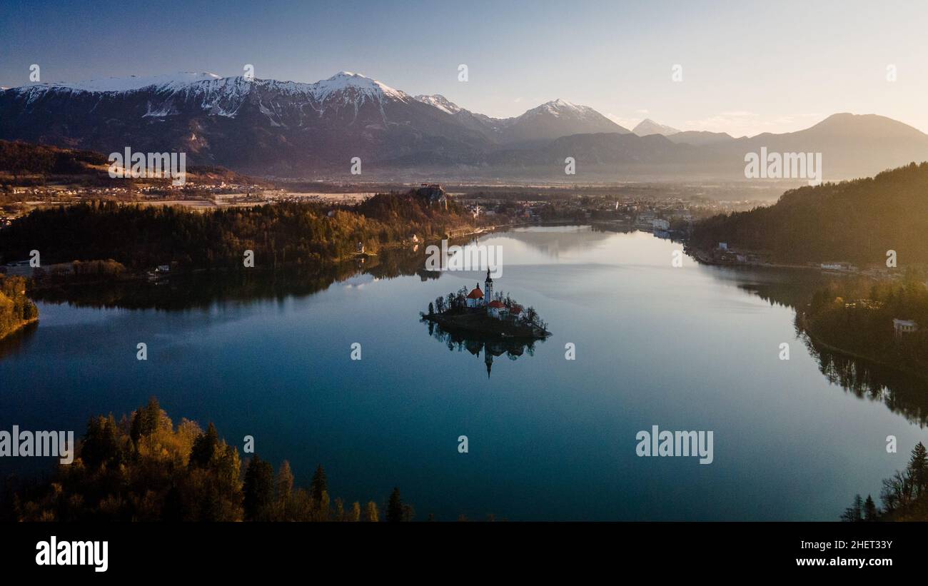 Schöner, spektakulärer und farbenfroher Sonnenaufgang über dem See Bled, Slowenien Stockfoto