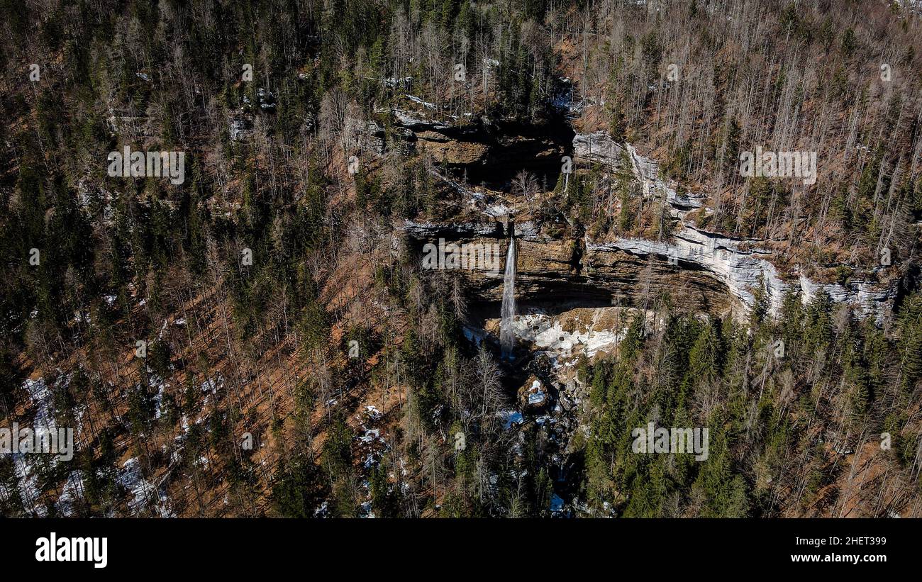 Drohnenansicht des Pericnik-Wasserfalls in den julischen alpen, Slowenien Stockfoto
