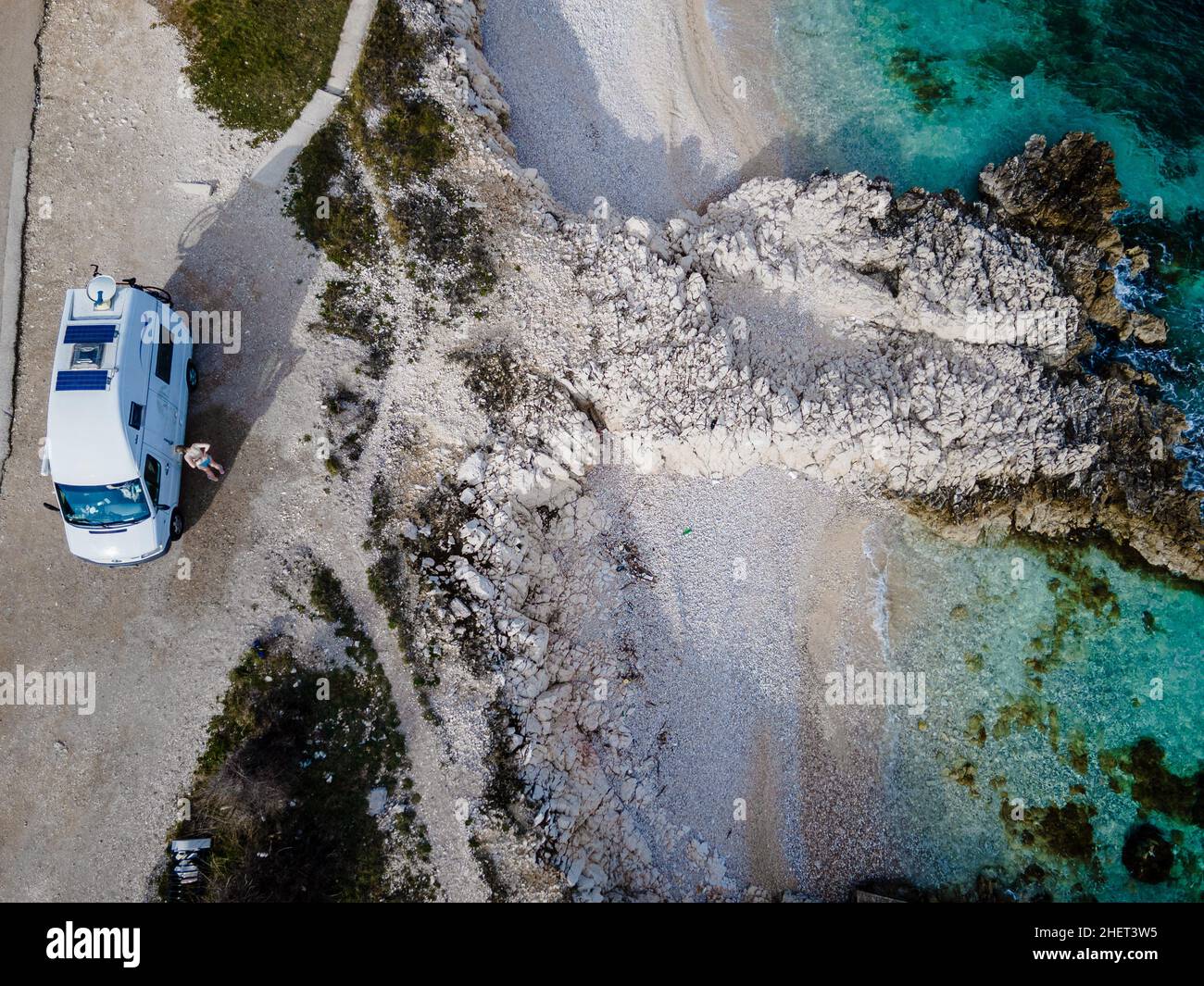 Schöner Campingplatz - oben unten von weißen Camper am Meer in Kroatien Stockfoto