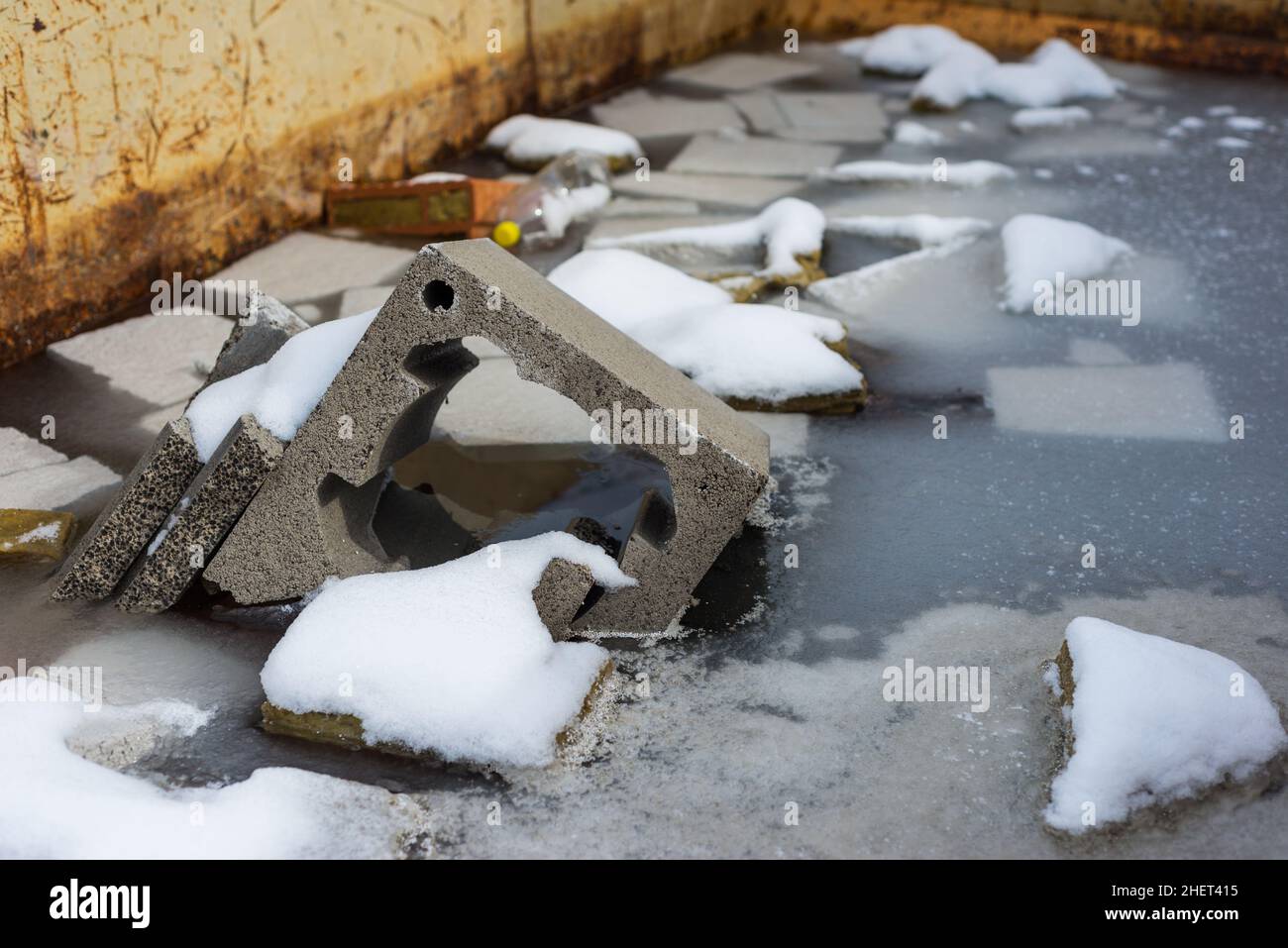 Baustellenabfälle und -Abfälle in Metallbehältern Stockfoto