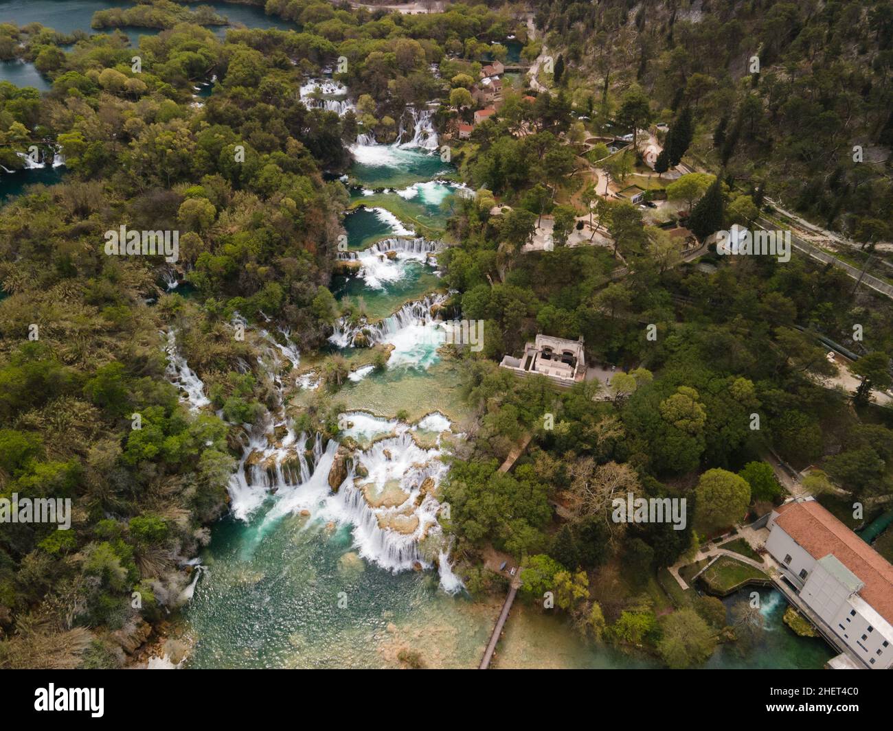 Von oben Drohnenansicht von Wasserfällen, Kaskaden im nationalpark krk, Kroatien Stockfoto