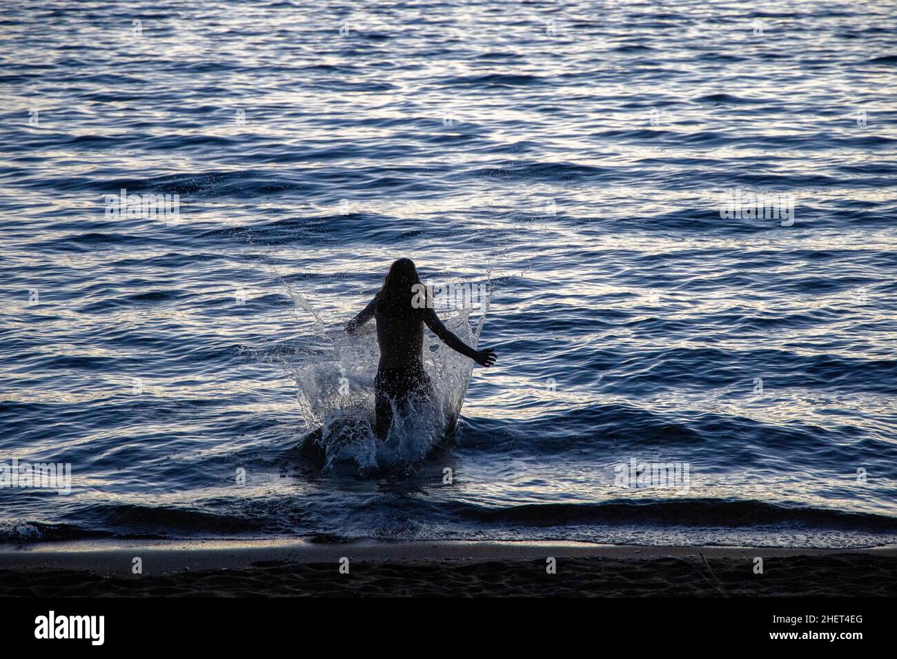 Schwimmen im Mondschein in Lake Tahoe in den Sierra Mountains, USA Stockfoto