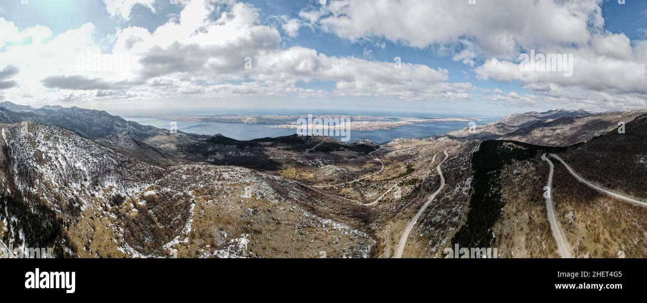 Panorama der Insel Pag, Mondlandschaft, wolkiger Tag in Kroatien Stockfoto