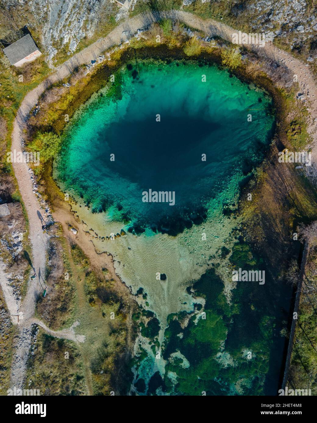 Wahrzeichen kroatien: Berühmter Teich, blaues Loch Izvor Cetine, Dalmatien. Stockfoto