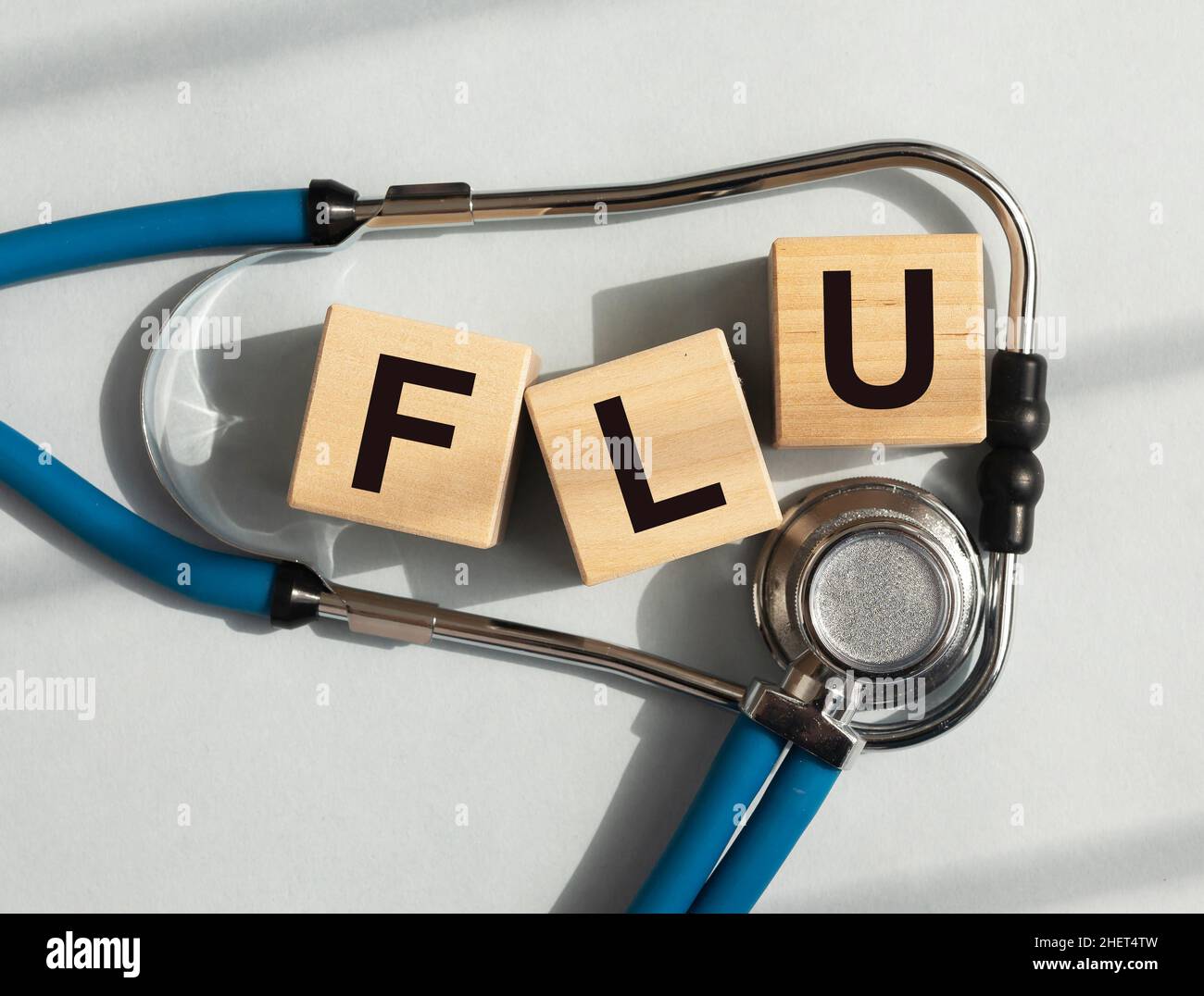 Grippe Wort, Krankheit Influenza Konzept mit Stethoskop Stockfoto