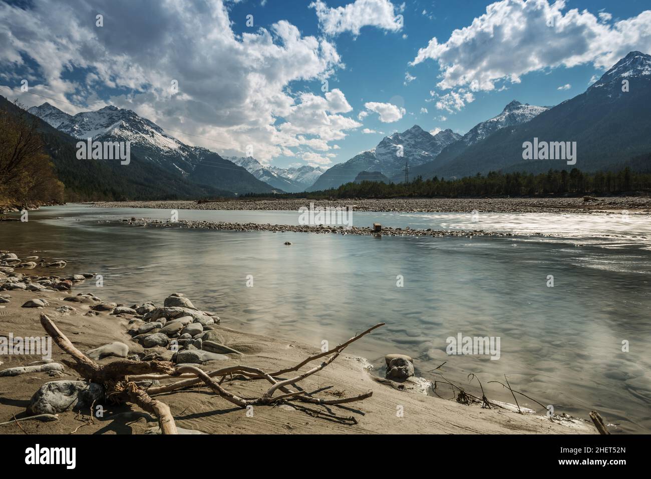 Sandbank und steiniger Fluss lech bei tirol Berge mit blauem Himmel Stockfoto