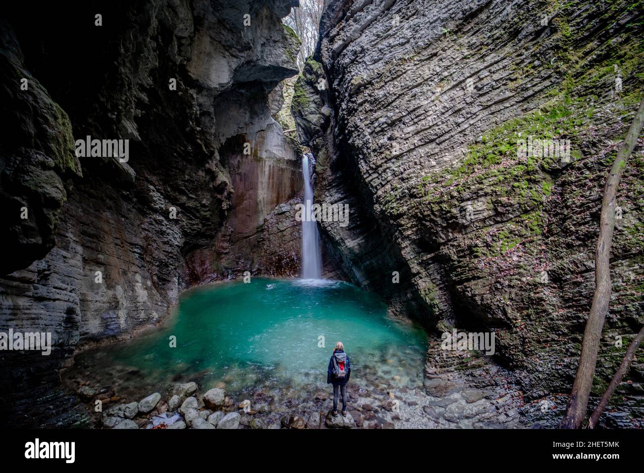 Person, Rucksacktourist, der vor dem Wasserfall Kozjak im Triglav Nationalpark, Slowenien, steht Stockfoto