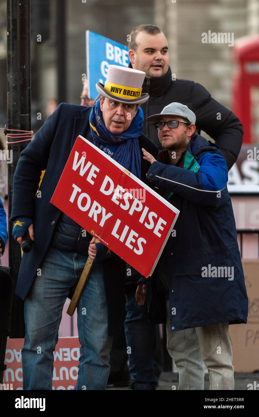London, Großbritannien. 12. Januar 2022. Demonstranten gegenüber dem Parlamentsgebäude mit Transparenten und Schildern, die ihre Ansichten zum Ausdruck brachten, als sich der Premierminister Boris Johnson im Unterhaus für die Teilnahme an einer Party am 20. Mai 2020 in den Gärten der Downing Street 10 entschuldigte, zu einer Zeit, als britische Sperrbeschränkungen soziale Versammlungen verboten. Kredit: Stephen Chung / Alamy Live Nachrichten Stockfoto