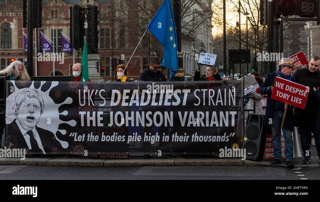 London, Großbritannien. 12. Januar 2022. Demonstranten gegenüber dem Parlamentsgebäude mit Transparenten und Schildern, die ihre Ansichten zum Ausdruck brachten, als sich der Premierminister Boris Johnson im Unterhaus für die Teilnahme an einer Party am 20. Mai 2020 in den Gärten der Downing Street 10 entschuldigte, zu einer Zeit, als britische Sperrbeschränkungen soziale Versammlungen verboten. Kredit: Stephen Chung / Alamy Live Nachrichten Stockfoto