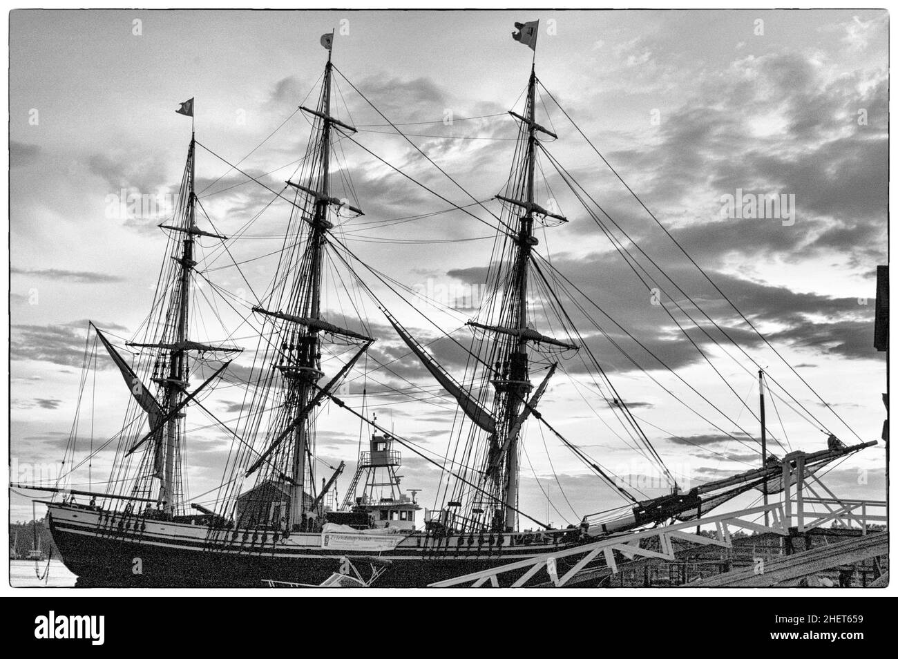 Schiff bei Dämmerung Stockfoto