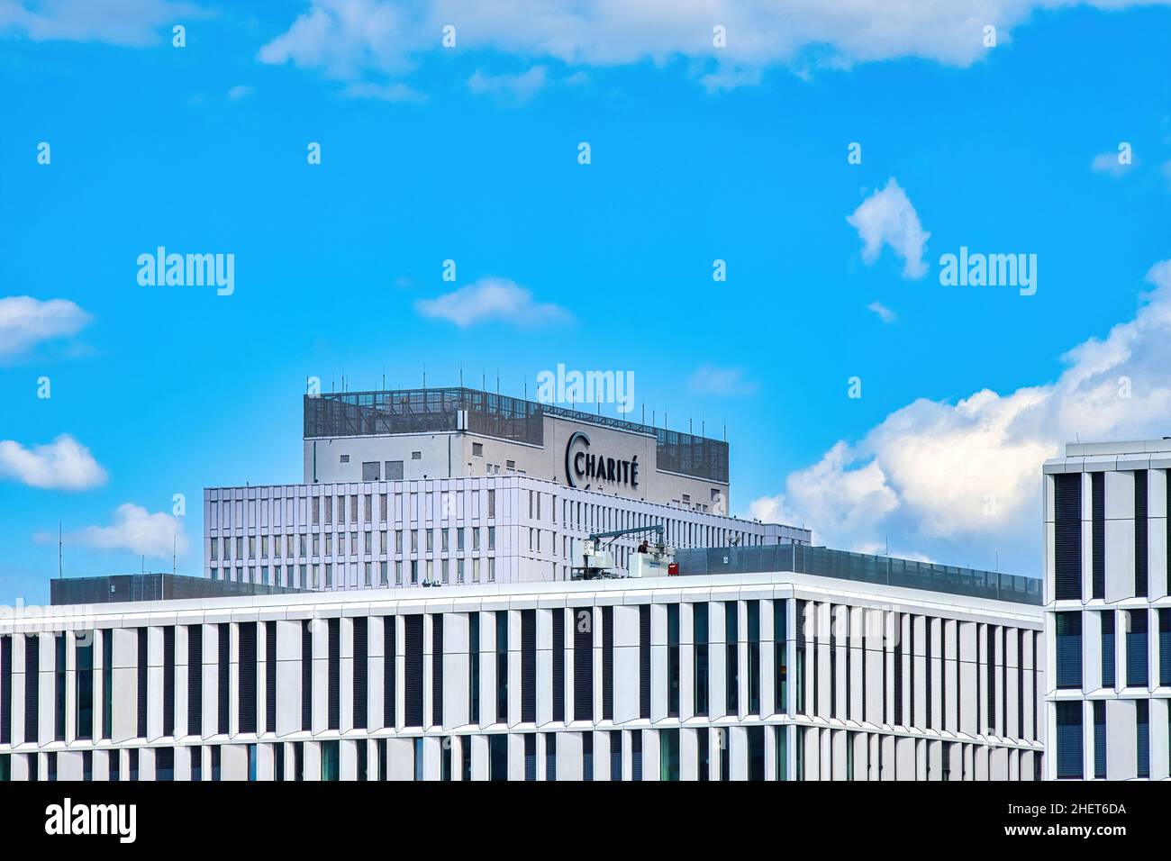 Berlin, Deutschland - 29. Juli 2021: Blick auf die Fassade der Charité Universitätsmedizin im Zentrum Berlins. Stockfoto