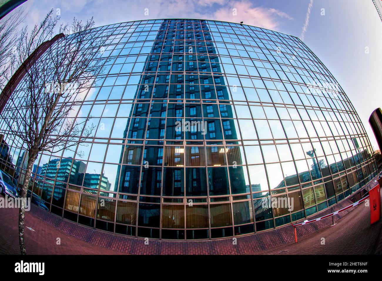 Reflection of the Ten Degrees Apartments, East Croydon, Großbritannien Stockfoto