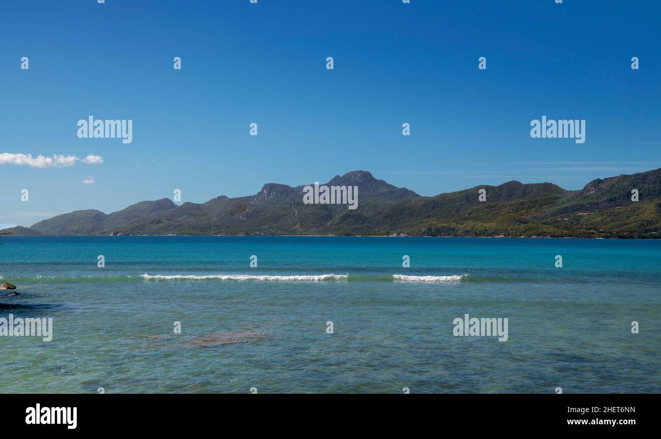 Türkisfarbenes Meer Anse a la Mouche und Berge Westküste Mahe Seychellen 1 Stockfoto