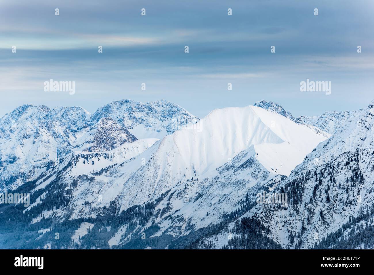 Ein glatter schneebedeckter Berg zwischen rauhen Felsen in österreich Stockfoto