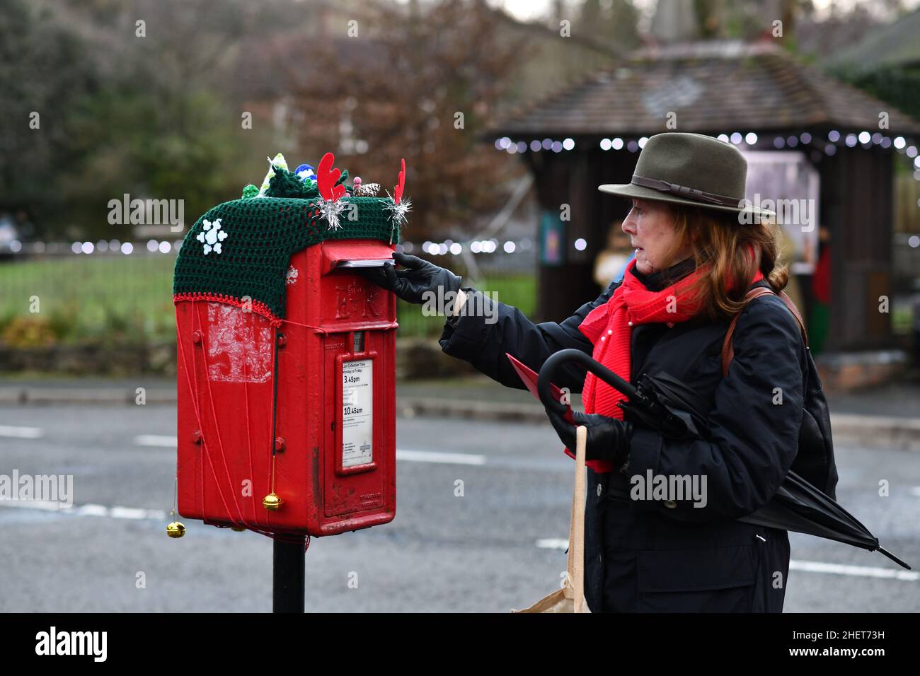 Letzter Beitrag für Weihnachtskarten Frau Posting Karten ein Weihnachtsschmuck Briefkasten in Coalbrookdale, Shropshire, ukl Stockfoto