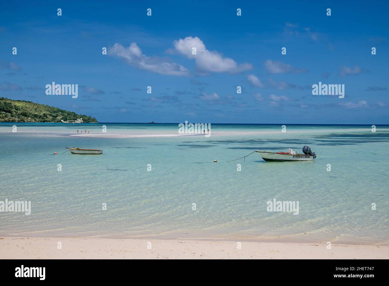 Boote und Sandbank Anse a La Mouche Westküste Mahe Island Seychellen Stockfoto