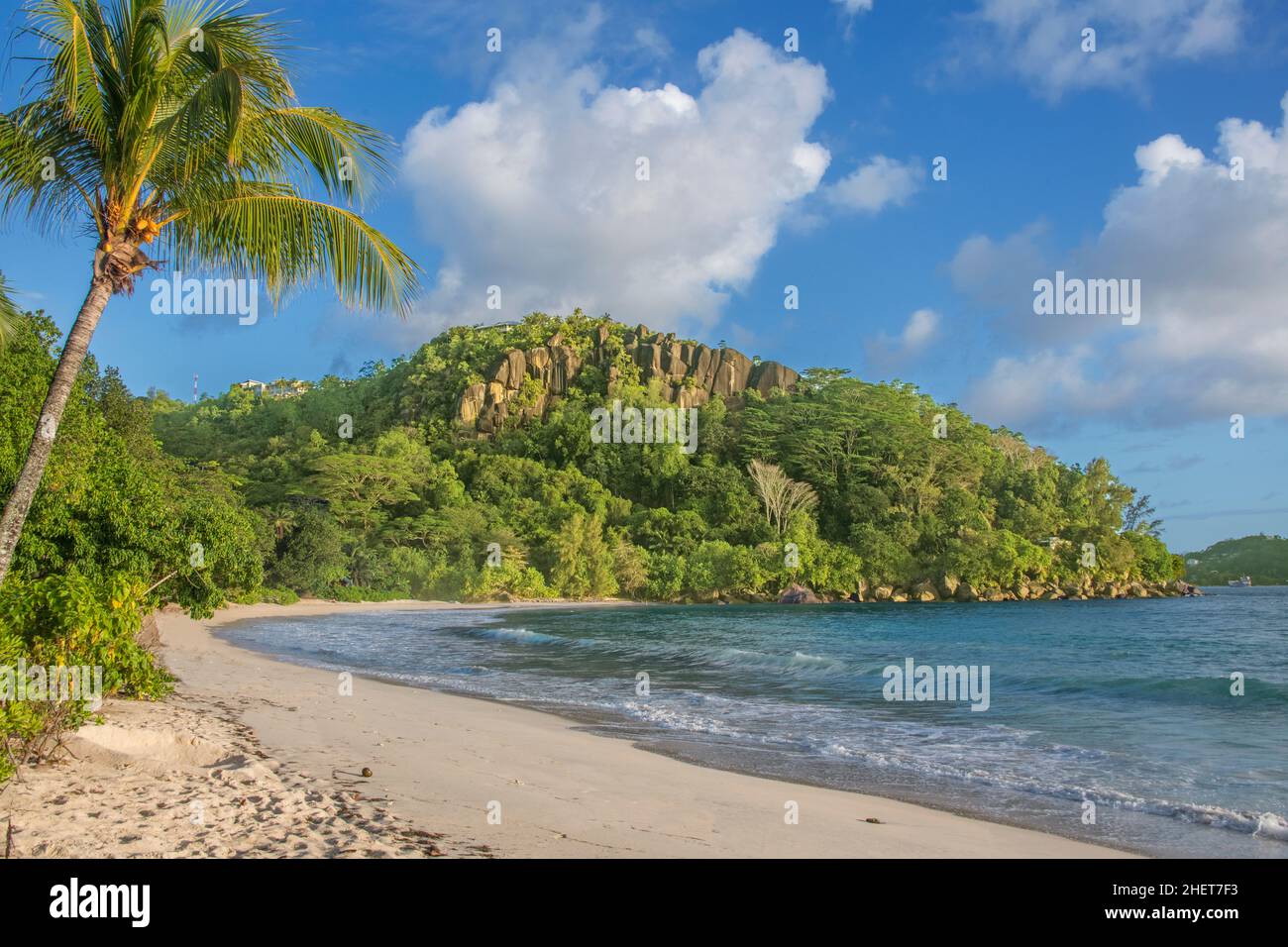 Menschenleerer, unberührter Strand mit Palmen Anse Louis West Coast Mahe Seychellen Stockfoto