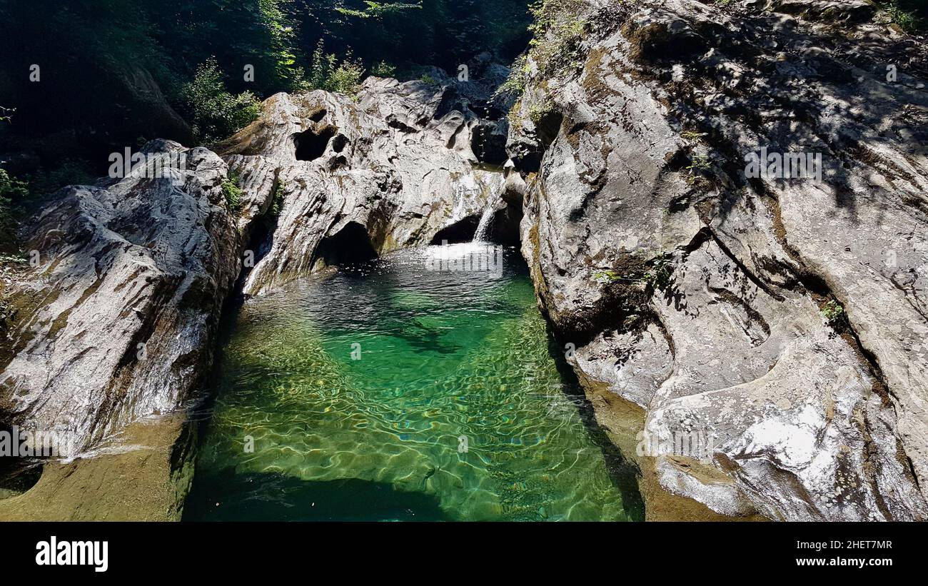 Tiefer Pool mit klarem, smaragdgrünen Wasser zum Schwimmen im Pont de l'Enfer auf dem Weg nach Fiuminale. Castagniccia, Korsika, Frankreich. Stockfoto