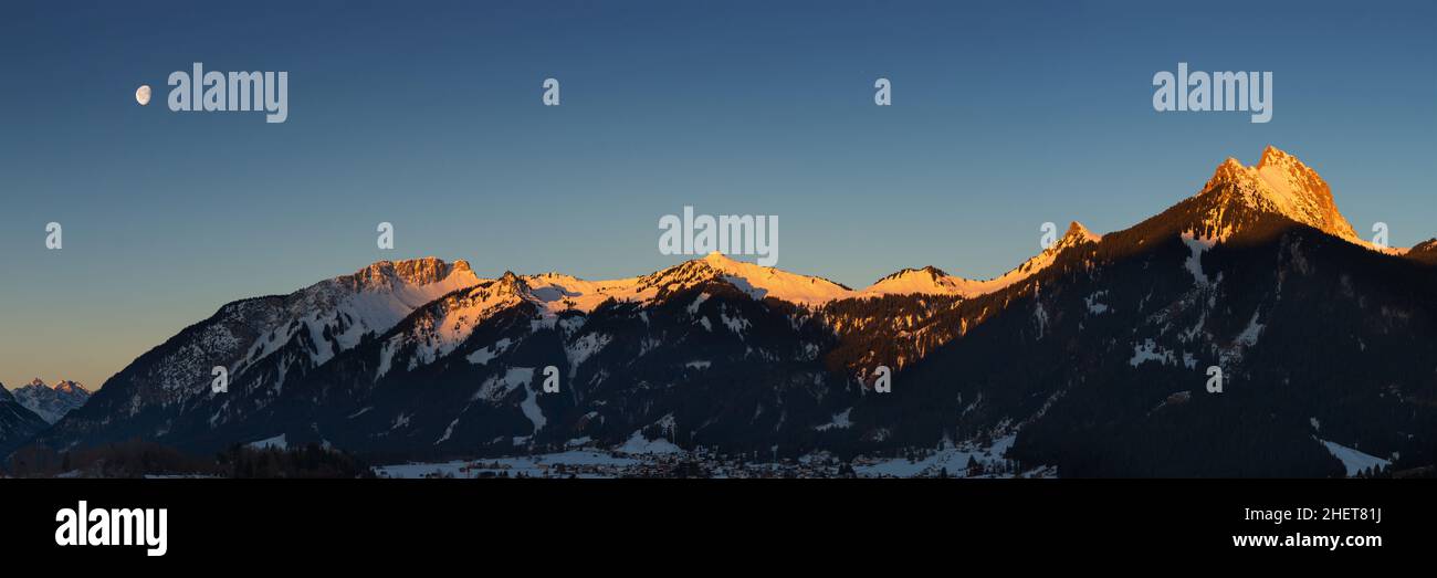 Panorama der Bergkette mit beleuchteten Gipfeln im Winter Stockfoto