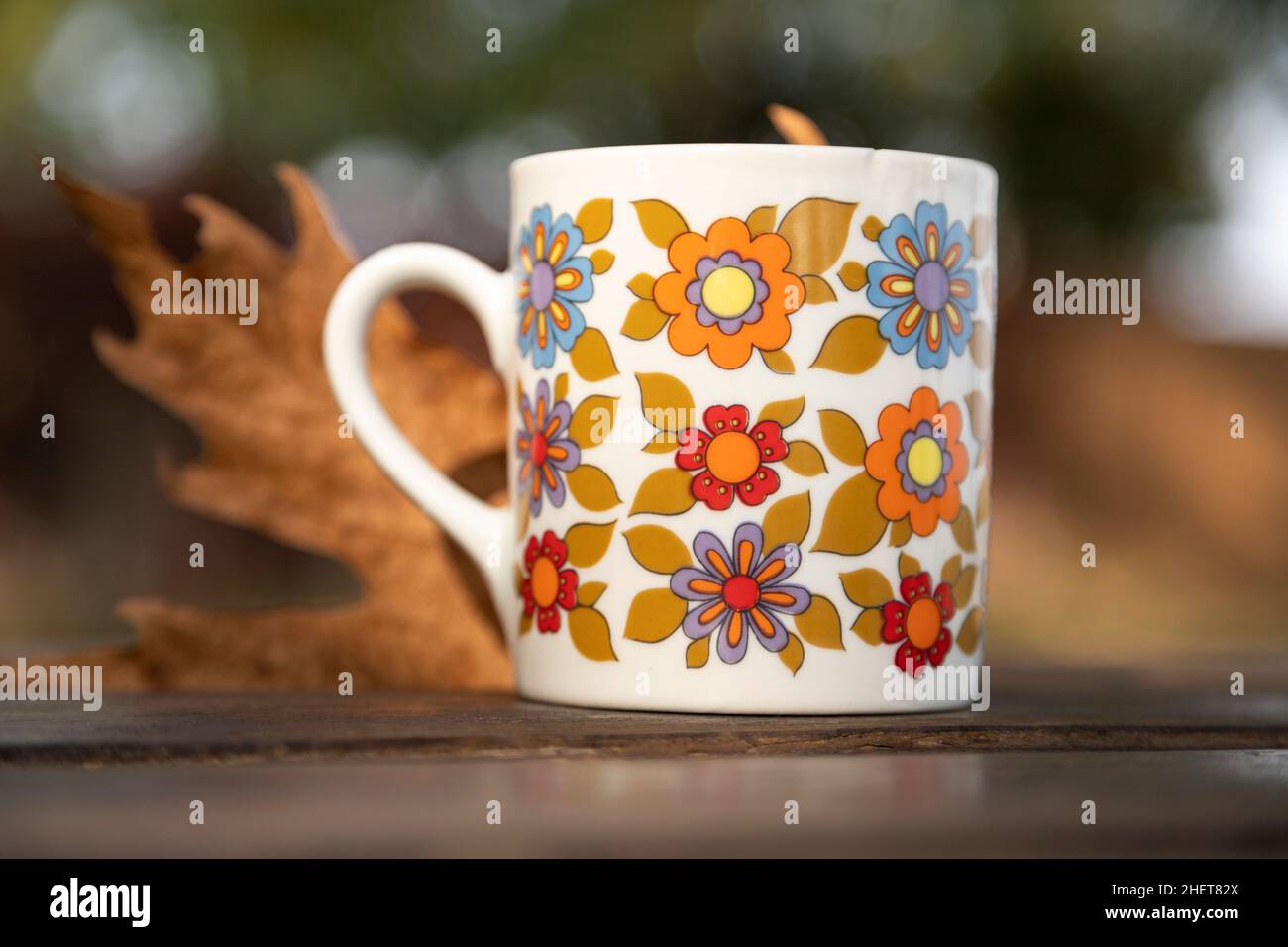 Blick auf den Becher mit Blumen. Herbstbild. Weichfokus Stockfoto