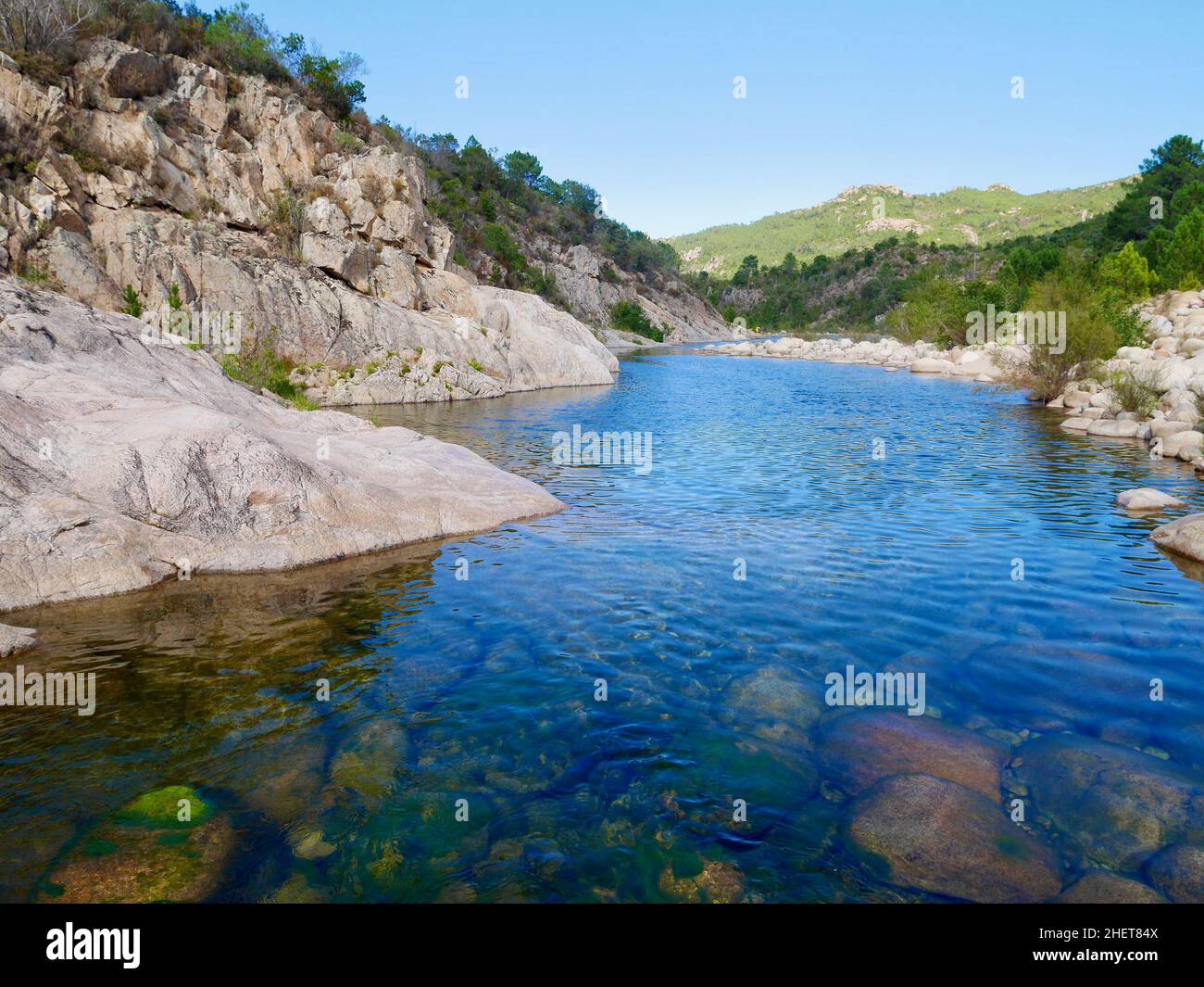 Großer tiefer Pool zum Schwimmen im Fluss Solenzara am Fuße der Bavella-Gipfel im Süden Korsikas, Frankreich. Stockfoto