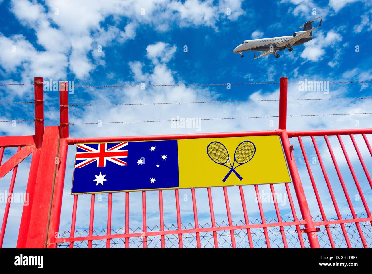 Australische Flagge neben gekreuzten Tennisschlägern am Flughafenzaun mit Privatjet am Himmel. Australien, Novak Djokovic, Visum, Abschiebung, Covid.. Konzept Stockfoto