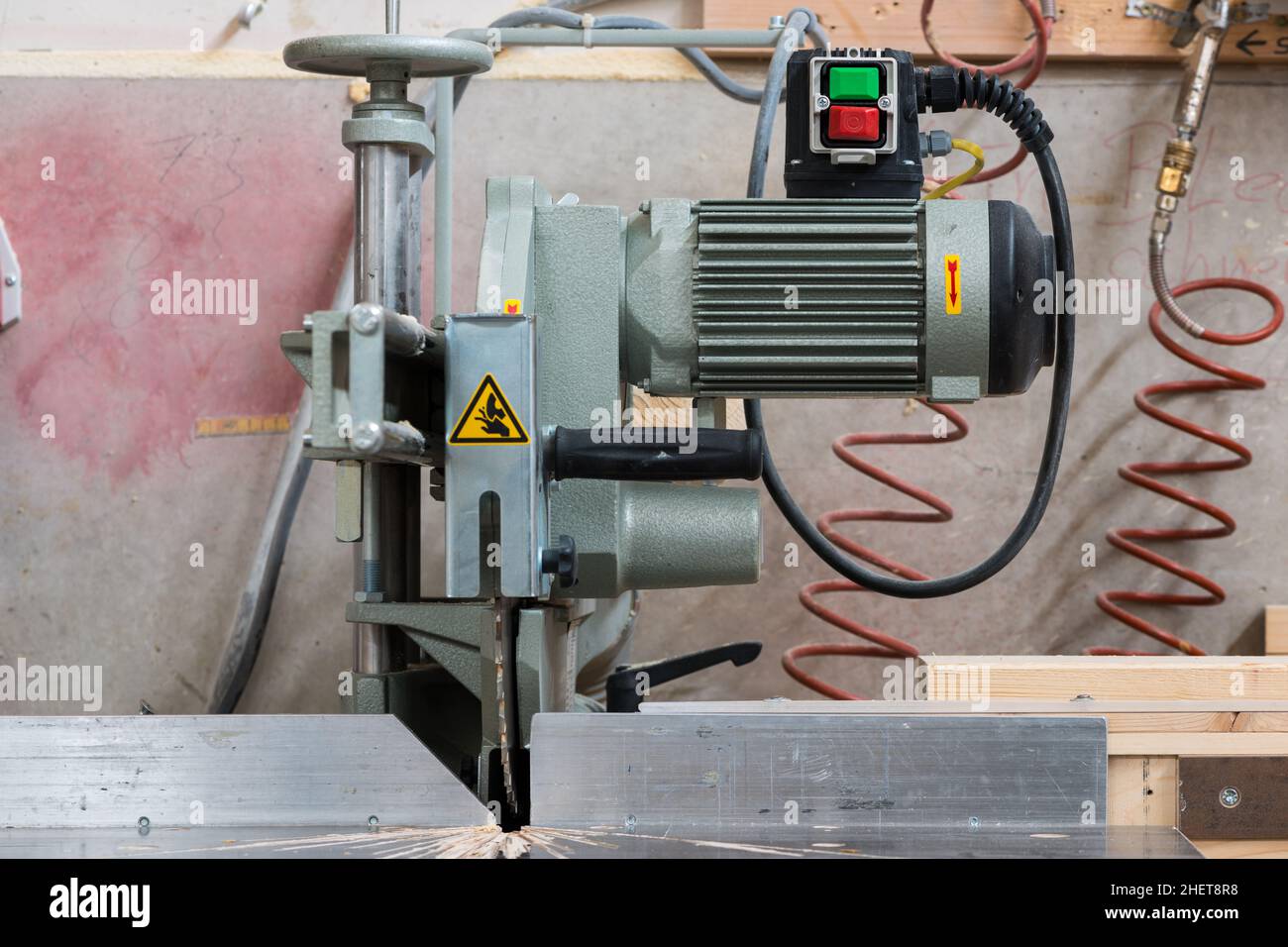 Feste Kreissäge mit Elektromotor und grün roten Knöpfen Stockfoto