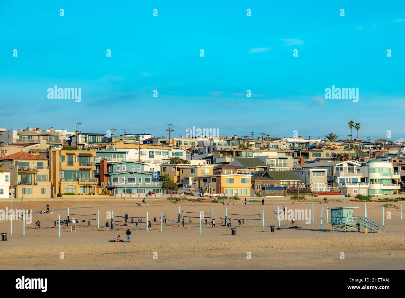Manhattan Beach in der Nähe von Los Angeles mit Volleyballfeldern in der Nachmittagssonne Stockfoto