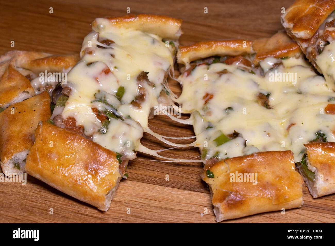 Türkische Pita mit Rindfleisch und Käse. Türkisches Pide mit Fleischkäse und Gemüse auf einem hölzernen Hintergrund Stockfoto