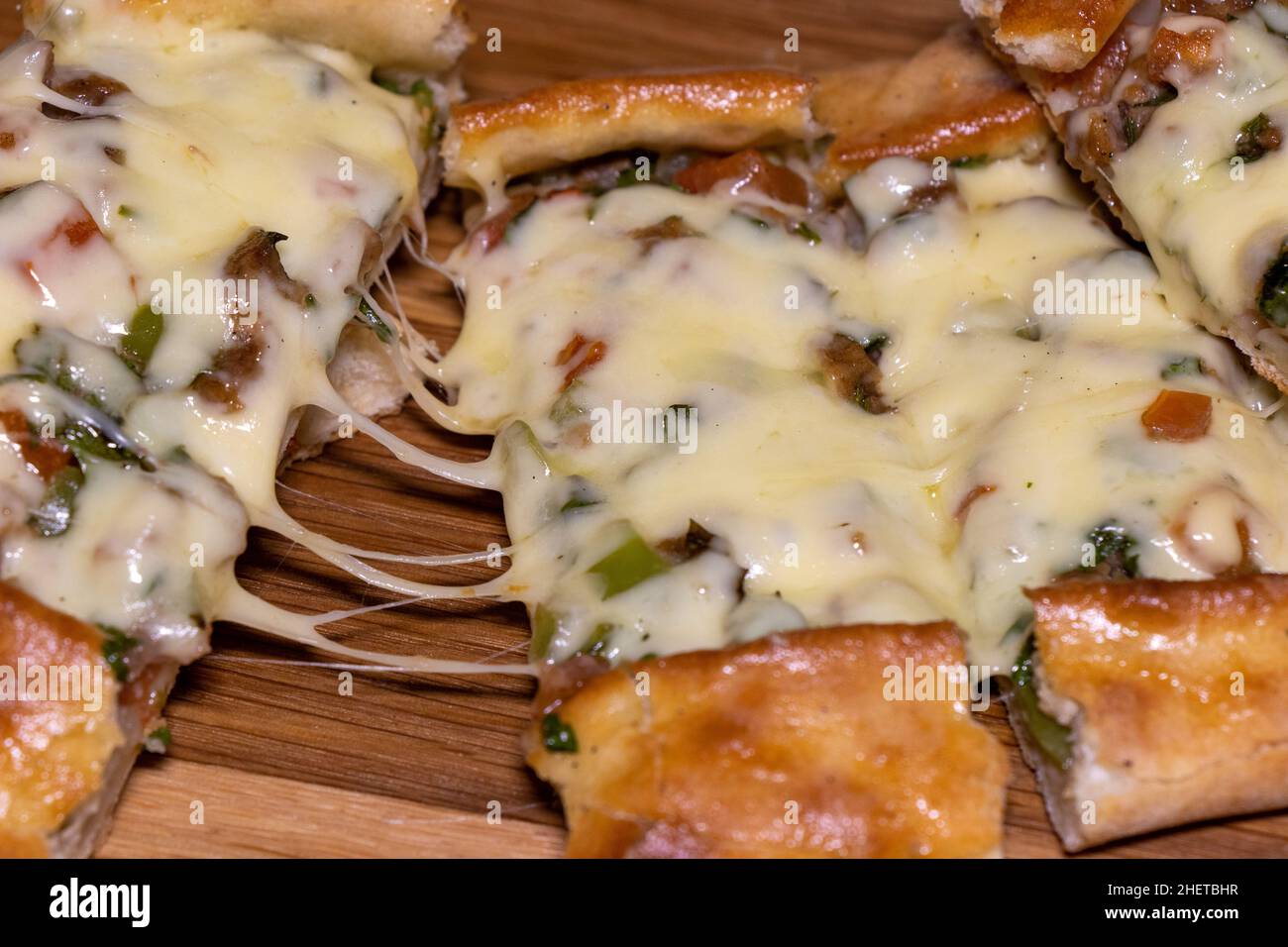 Türkische Pita mit Rindfleisch und Käse. Türkisches Pide mit Fleischkäse und Gemüse auf einem hölzernen Hintergrund Stockfoto