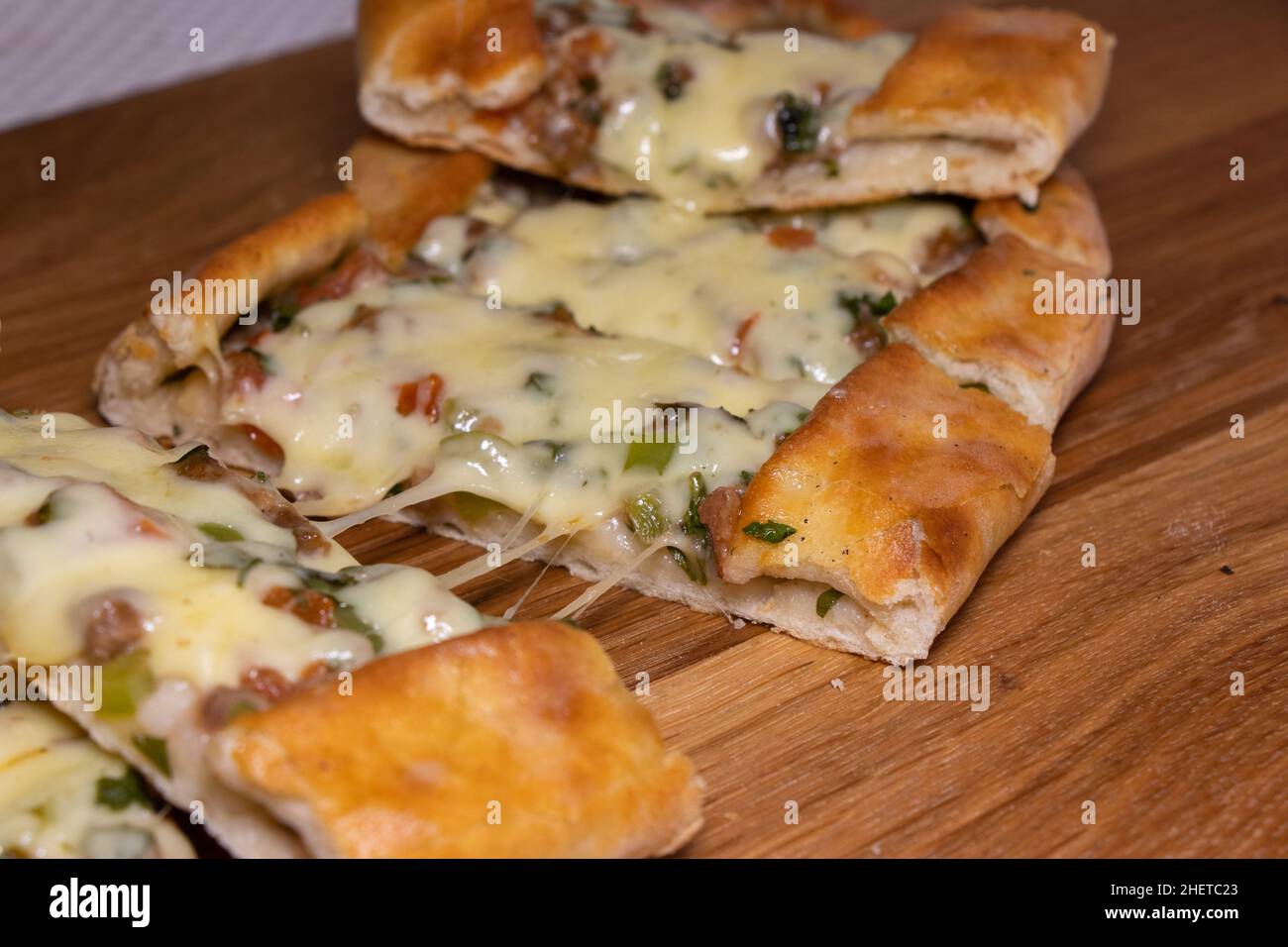 Türkische Pita mit Rindfleisch und Käse. Türkisches Pide mit Fleischkäse und Gemüse auf einem hölzernen Hintergrund Stockfoto
