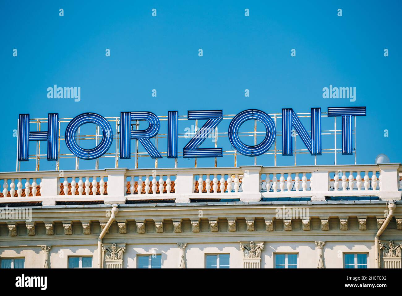 Logo der Holding "Horizont" - Minsker Werk, der größte Hersteller von Unterhaltungselektronik und Haushaltsgeräten in Weißrussland. Stockfoto