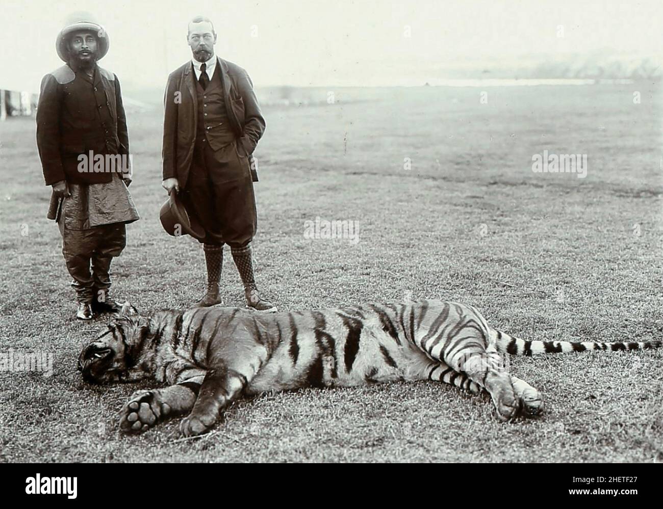 GEPRGE V (18651936) auf einer Tigerjagd in Nepali 1911 mit Chandra Shumsher Rana, dem Premierminister Nepals. Stockfoto