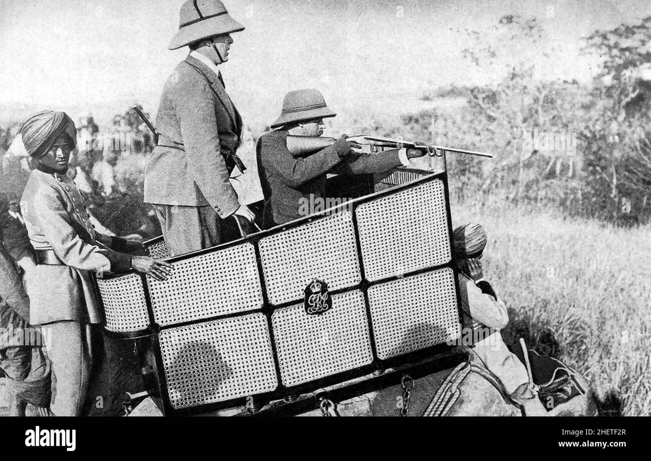 GEPRGE V (18651936) auf einer Tiger-Jagd in Nepali 1911. Der Fahrer hat seine Ohren zugedeckt.der Mann hinter dem König half beim Nachladen der Waffe. Stockfoto