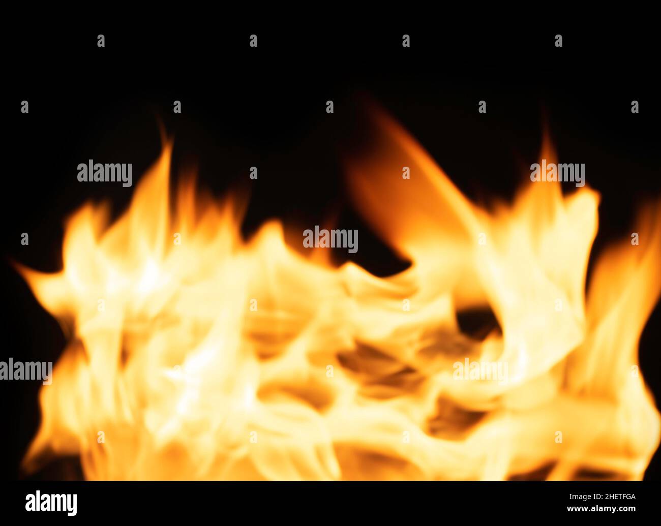 Schwarzer abstrakter Hintergrund mit gelber heller Flamme Stockfoto