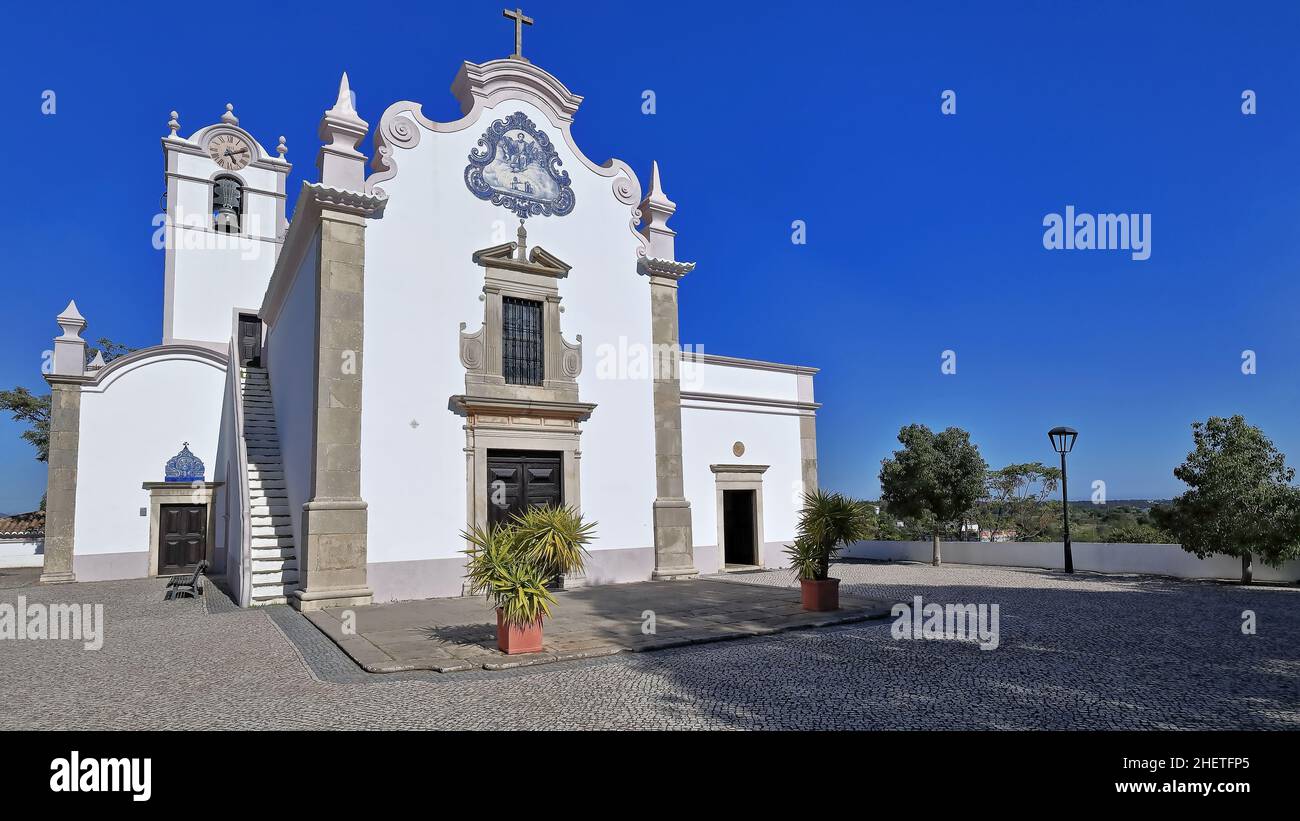 Weiß getünchte façade-Hauptkirche von Sao Lourenço-Igreja Matriz. Almacil-Algarve-Portugal-050 Stockfoto