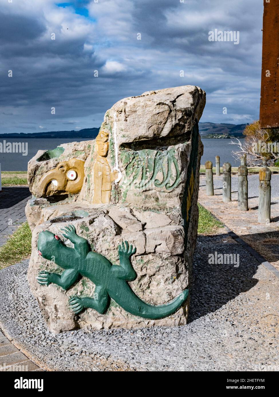 Geschnitzte Eidechse in einem Felsen, ein Stammeszeichen am Lake Rotorua, Neuseeland Stockfoto