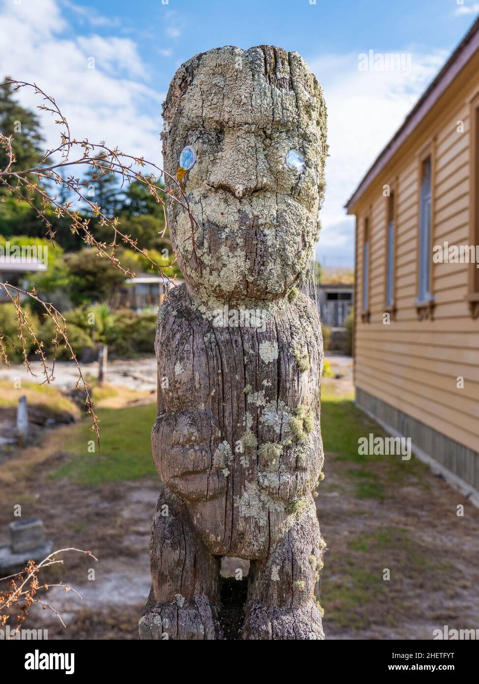 Statue im Wharenui- oder Maori-Versammlungshaus, Tamatekapua Marae, Ohinemutu, Te Arawa-Stamm, Rotorua, Rotorua District, Neuseeland. Stockfoto