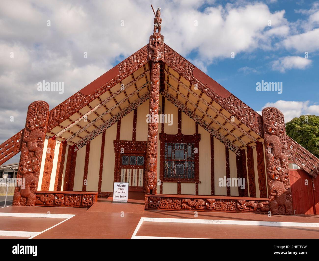 Wharenui oder Maori-Versammlungshaus, Tamatemapua Marae, Ohinemutu, Te Arawa Stamm, Rotorua, Rotorua District, Neuseeland. Stockfoto