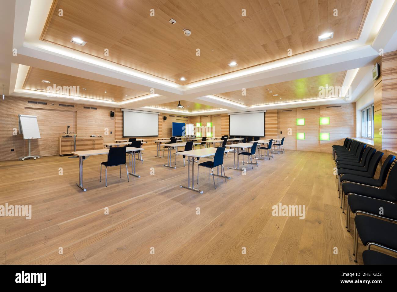 Konferenzraum aus Holz mit Präsentationswand und Projektor Stockfoto