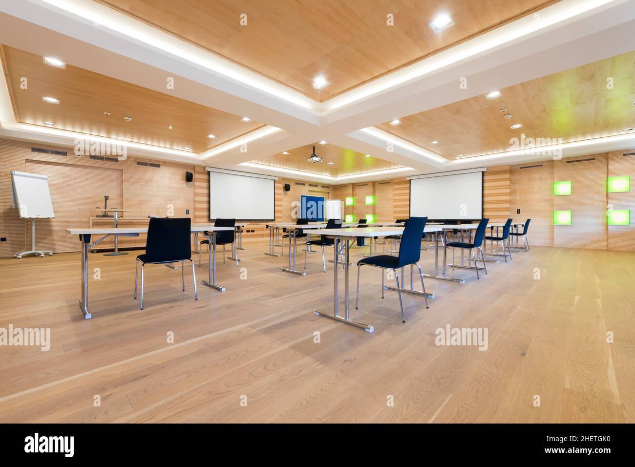 Flipchart und Projektionswände im hölzernen Konferenzraum Stockfoto