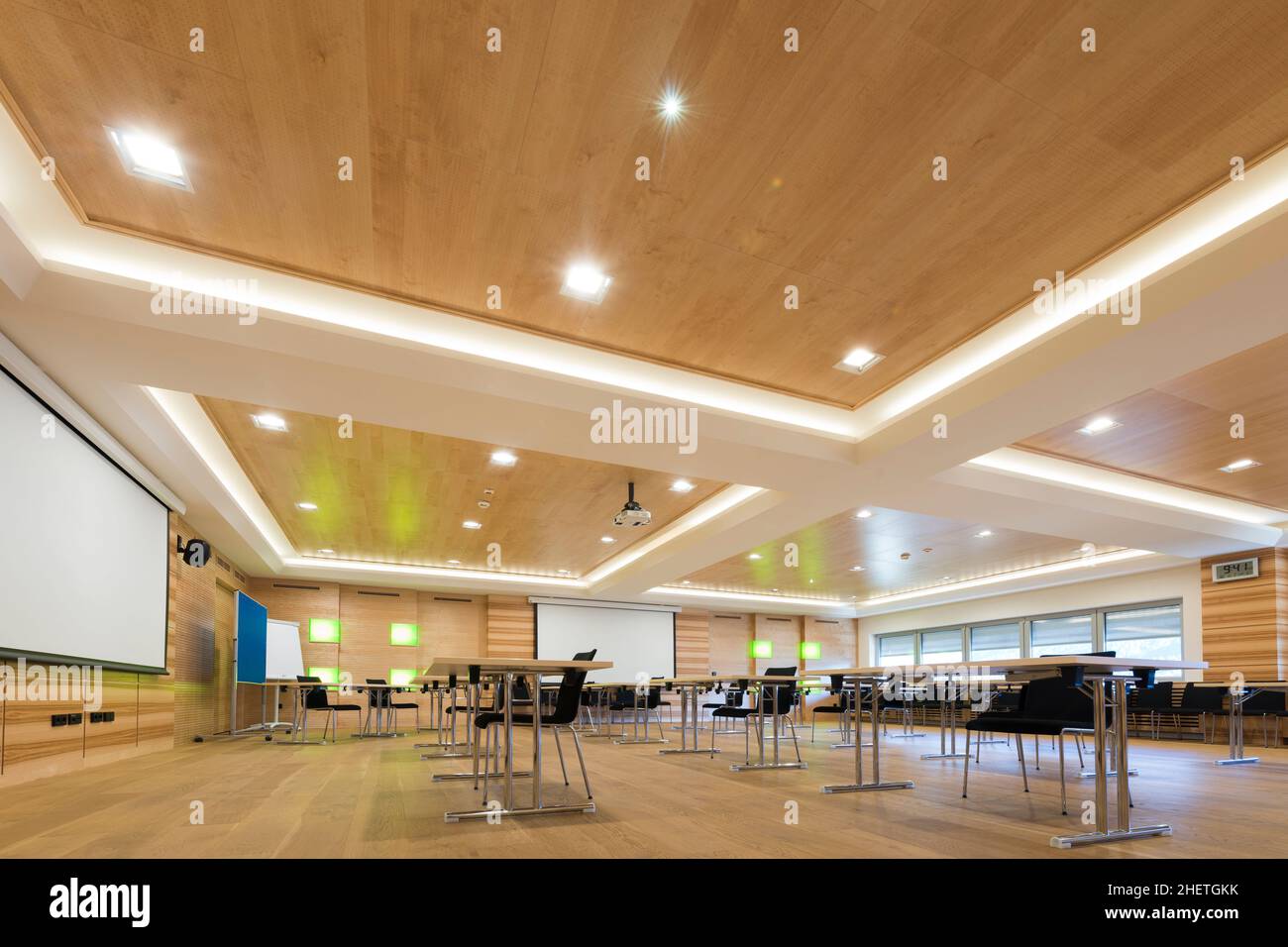 Holzarchitektur des modernen Konferenzraums mit Cahirs und Tischen Stockfoto