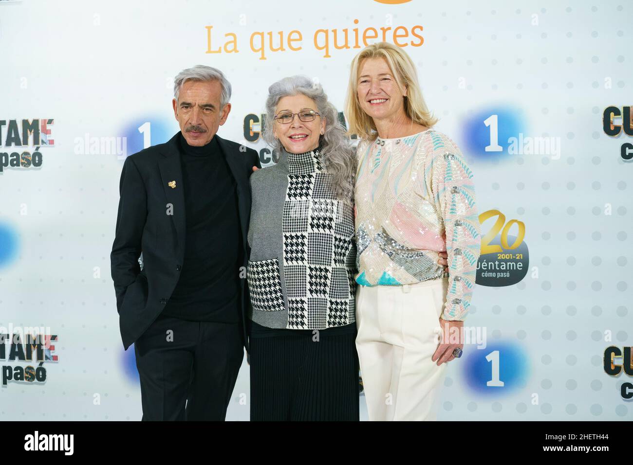 Madrid, Spanien. 12th Januar 2022. Von (L bis R) Imanol Arias, Kiti Mánver, Ana Duato nehmen an der Präsentation der neuen Saison 'Cuentame' in Madrid Teil. (Foto: Atilano Garcia/SOPA Images/Sipa USA) Quelle: SIPA USA/Alamy Live News Stockfoto