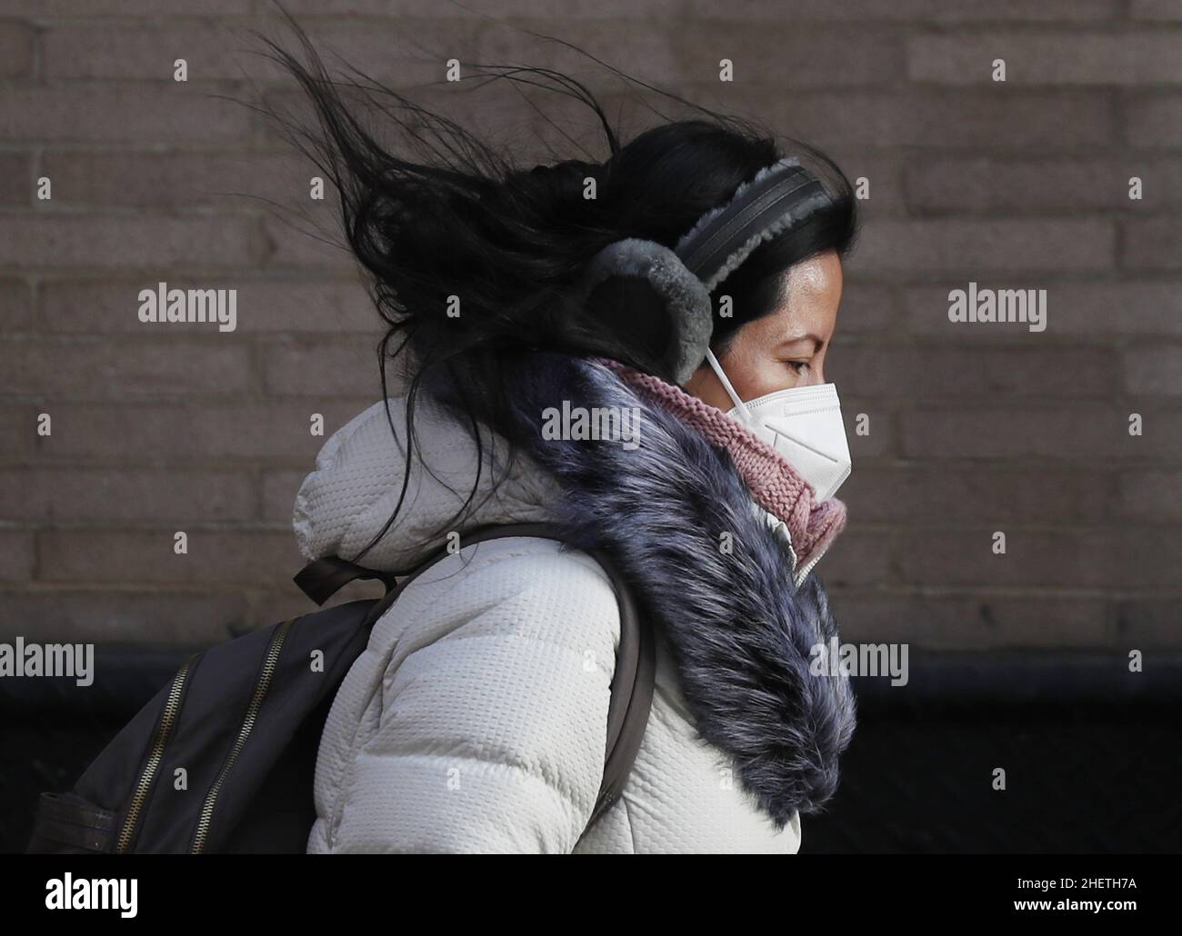 New York, Usa. 12th Januar 2022. Ein Fußgänger, der für eiskalte Temperaturen gekleidet ist, geht am Mittwoch, den 12. Januar 2022, auf dem Bürgersteig in New York City. Die Temperaturen in New York stiegen heute über die Gefriermarke, aber es wird erwartet, dass sie wieder unter den Gefrierpunkt fallen werden, wobei für das kommende Wochenende Schnee möglich ist. Foto von John Angelillo/UPI Credit: UPI/Alamy Live News Stockfoto