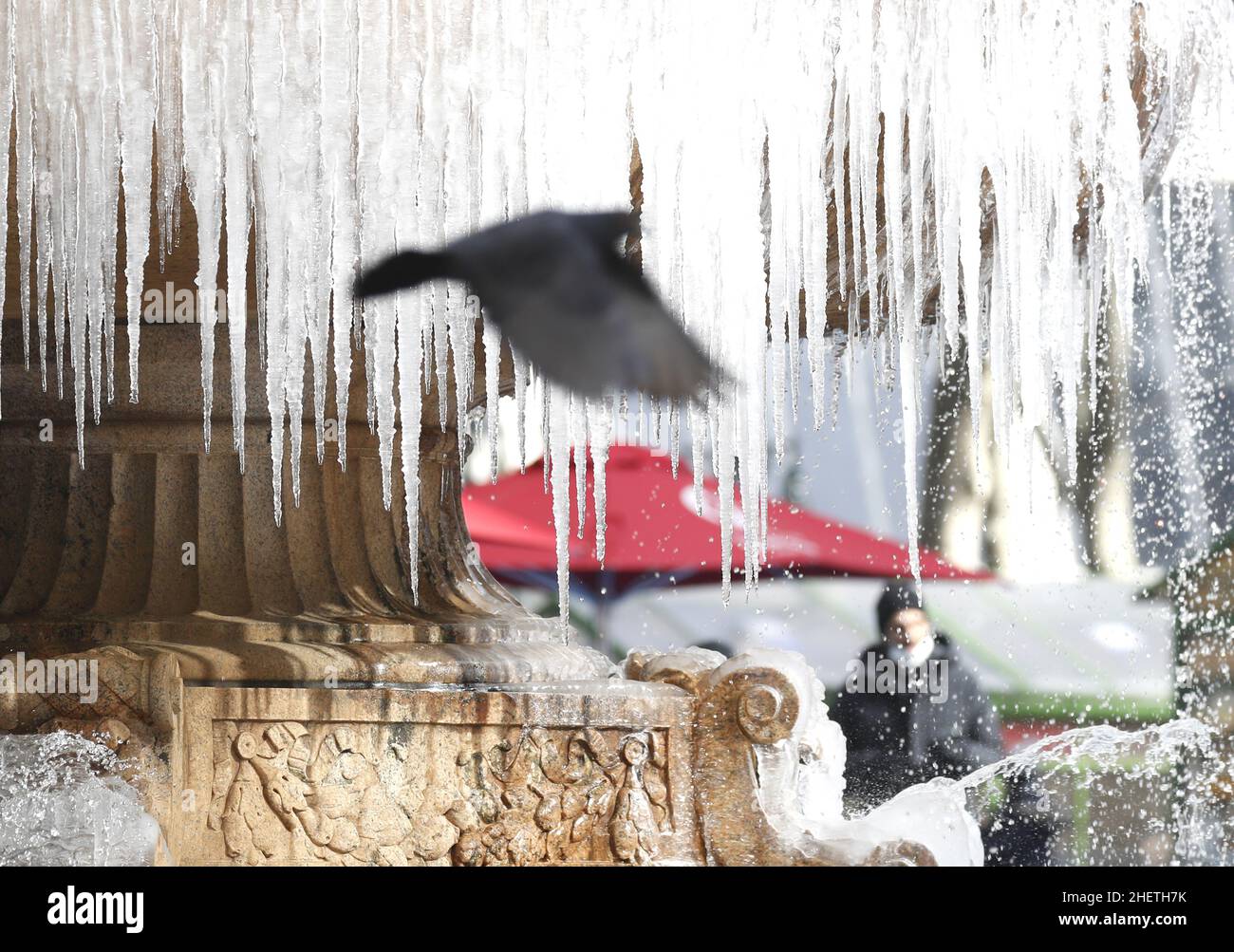 New York, Usa. 12th Januar 2022. Eiszapfen bilden sich am Mittwoch, den 12. Januar 2022, auf dem Josephine Shaw Lowell Memorial Fountain im Bryant Park in New York City. Die Temperaturen in New York stiegen heute über die Gefriermarke, aber es wird erwartet, dass sie wieder unter den Gefrierpunkt fallen werden, wobei für das kommende Wochenende Schnee möglich ist. Foto von John Angelillo/UPI Credit: UPI/Alamy Live News Stockfoto