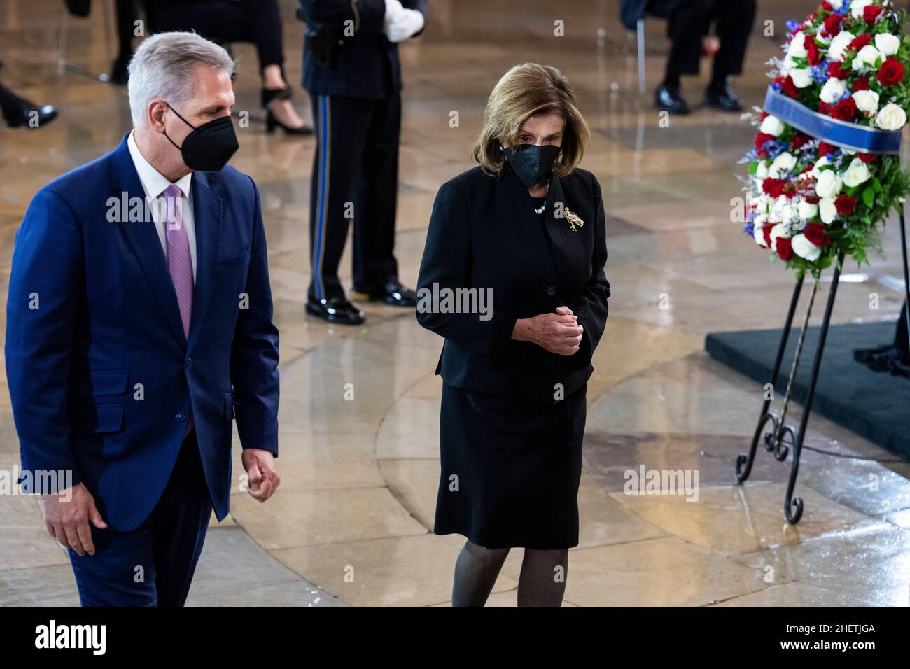 Usa. 12th Januar 2022. Die Sprecherin des Repräsentantenhauses, Nancy Pelosi, D-Kalifornien, und der Vorsitzende der Repräsentantenminorität, Kevin McCarthy, R-Kalifornien, zollen dem verstorbenen Senator Harry Reid, D-Nev, Respekt, da seine Überreste am Mittwoch, dem 12. Januar 2022, in der Rotunde des US-Kapitols im Staat liegen. Quelle: Tom Williams/Pool Via Cnp/Media Punch/Alamy Live News Stockfoto